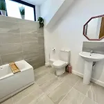 Апартаменты Minster Peek With Free Parking *