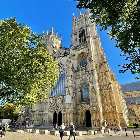Апартаменты Minster Peek With Free Parking