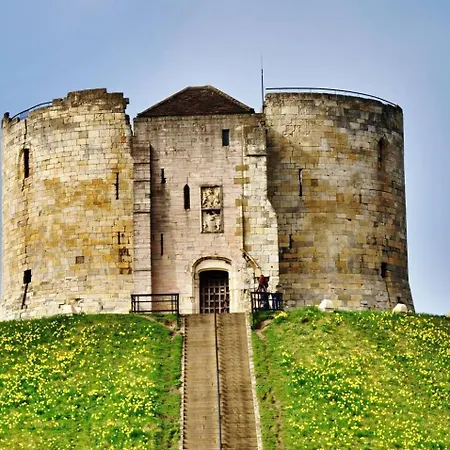 Minster Peek With Free Parking